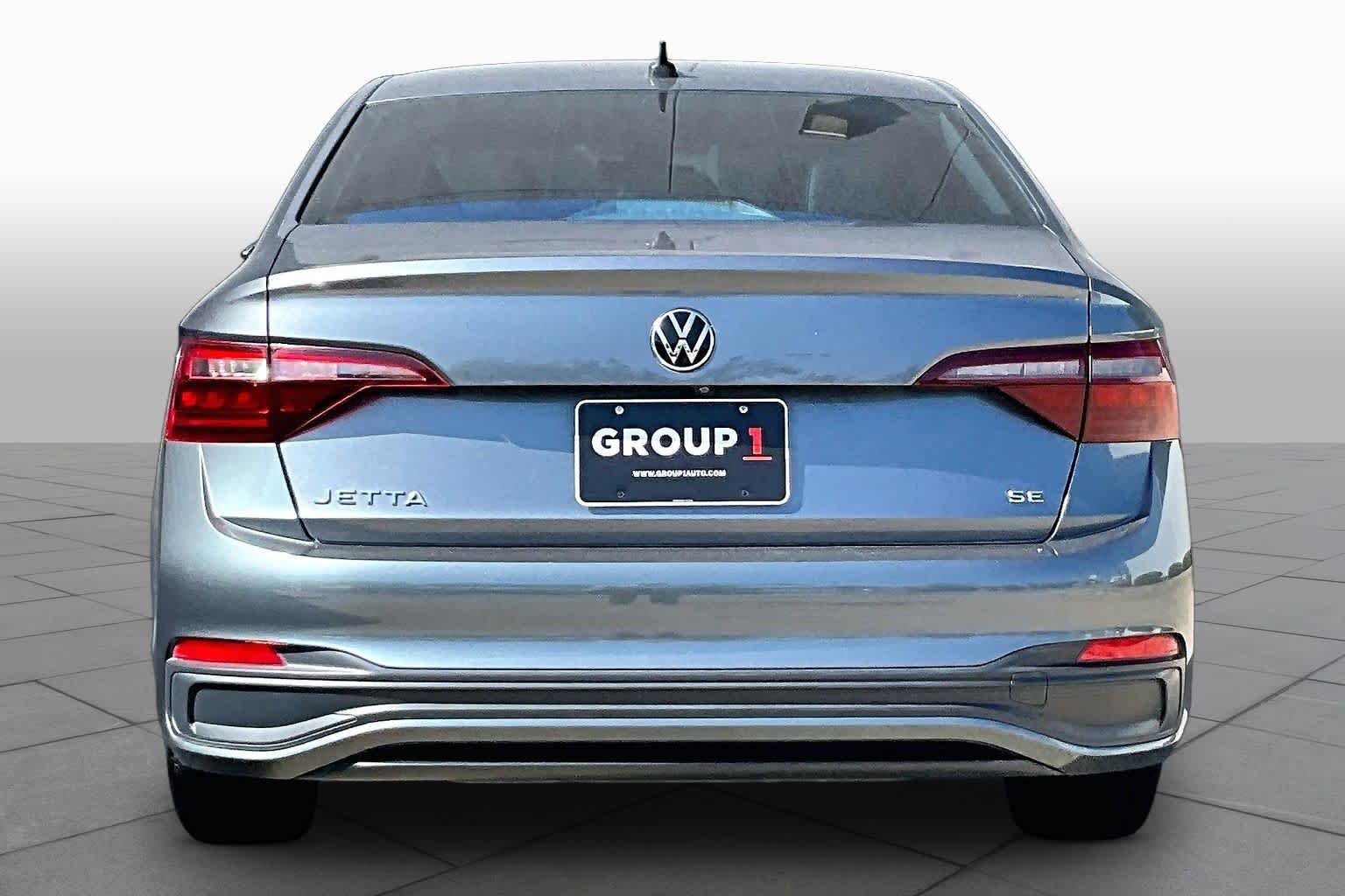 Used 2022 Platinum Gray Metallic Volkswagen SE image 4