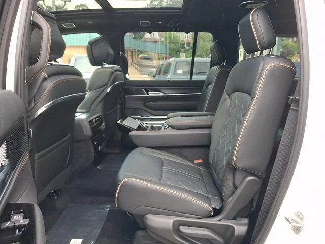 New 2026 Bright White Clear-Coat Exterior Paint Jeep Summit Reserve image 5