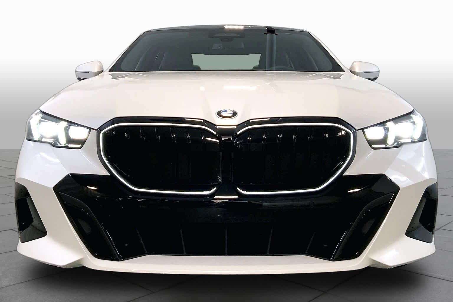 New 2027 Mineral White Metallic BMW 540i xDrive image 3