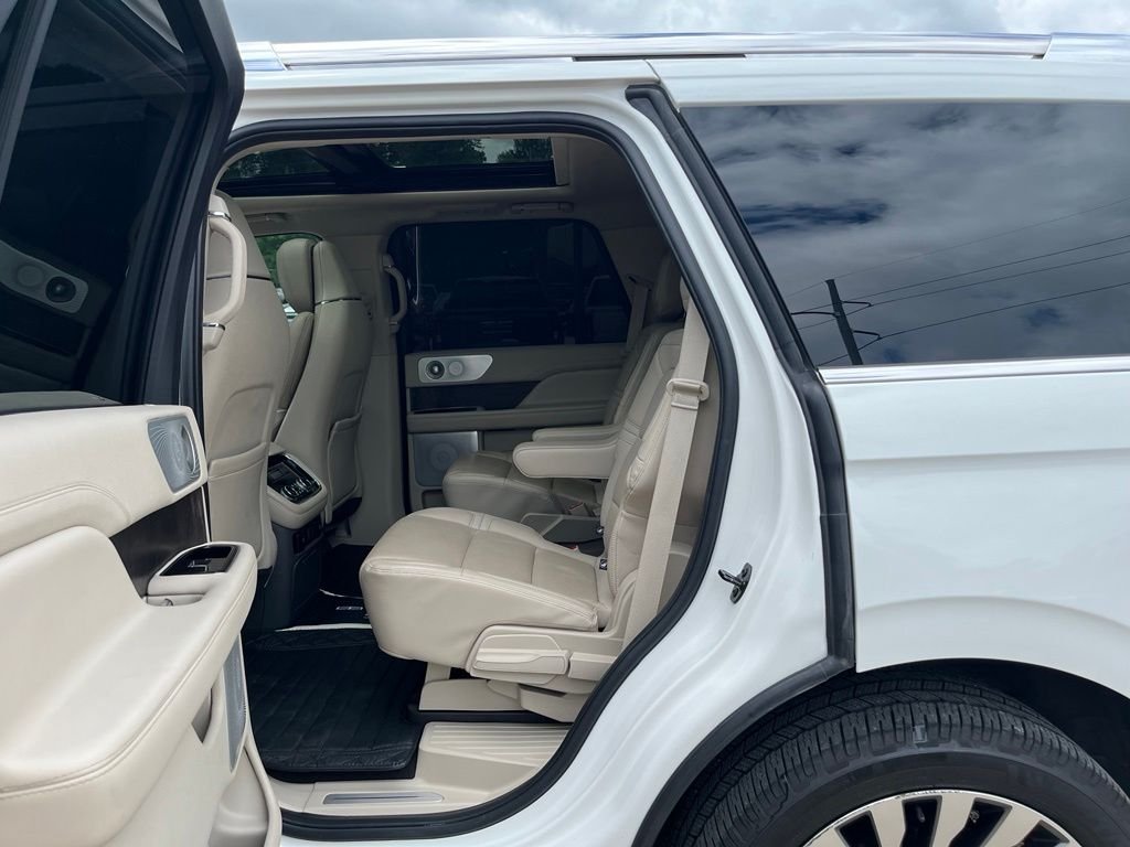 Used 2020 White Lincoln Reserve image 27