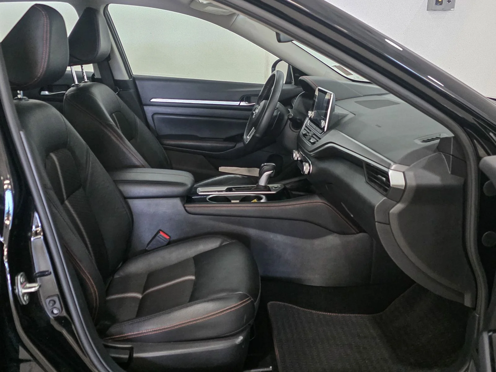 Used 2025 Black Nissan 2.5 SR image 21
