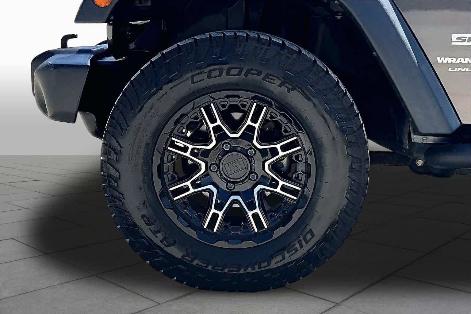 Used 2018 Granite Crystal Metallic Clearcoat Jeep Sport S image 9