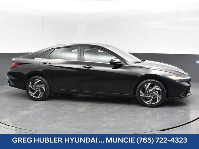 Used 2025 Black Hyundai SEL Convenience image 7