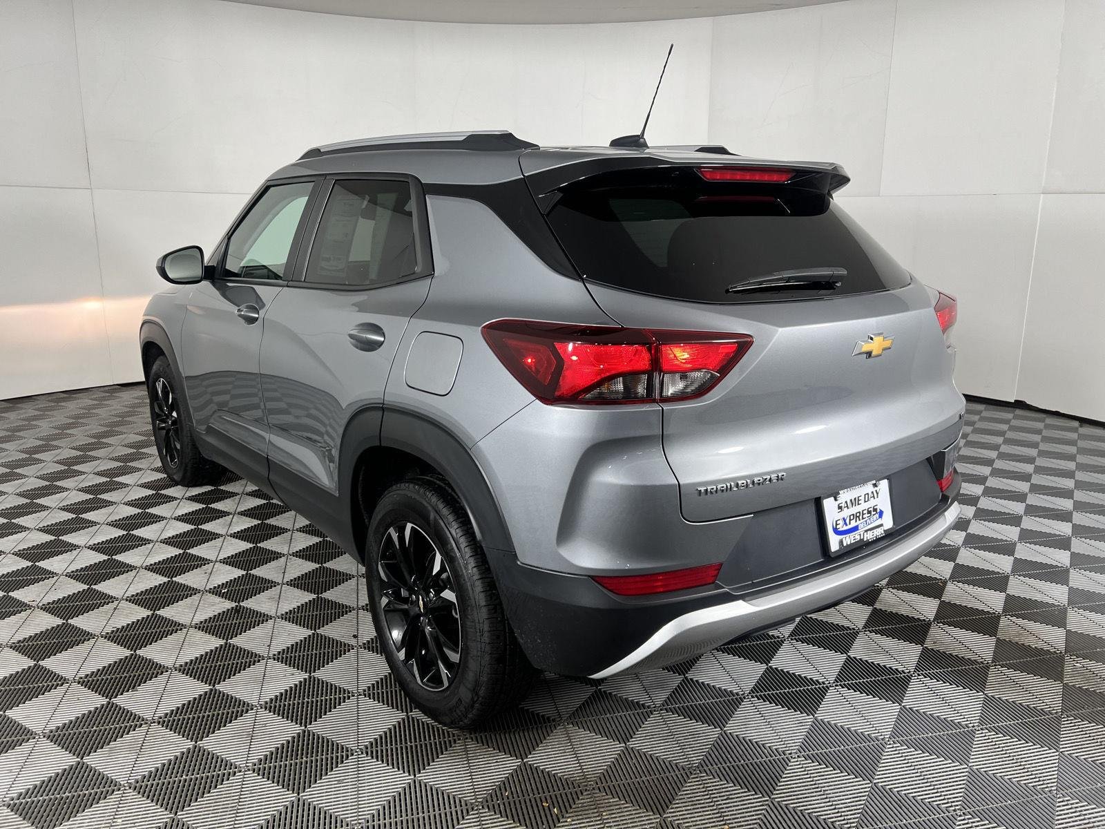 Used 2023 Sterling Gray Metallic Chevrolet LT image 39