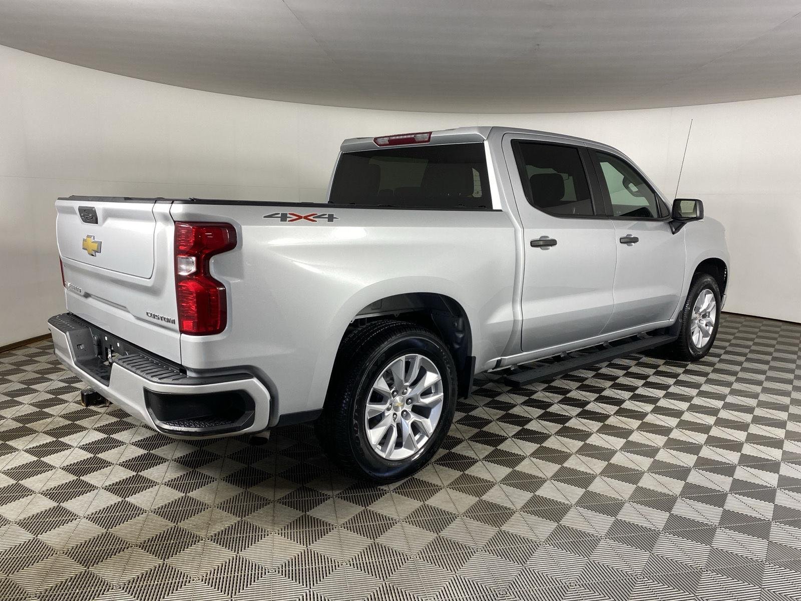 Used 2022 Silver Ice Metallic Chevrolet Custom image 7