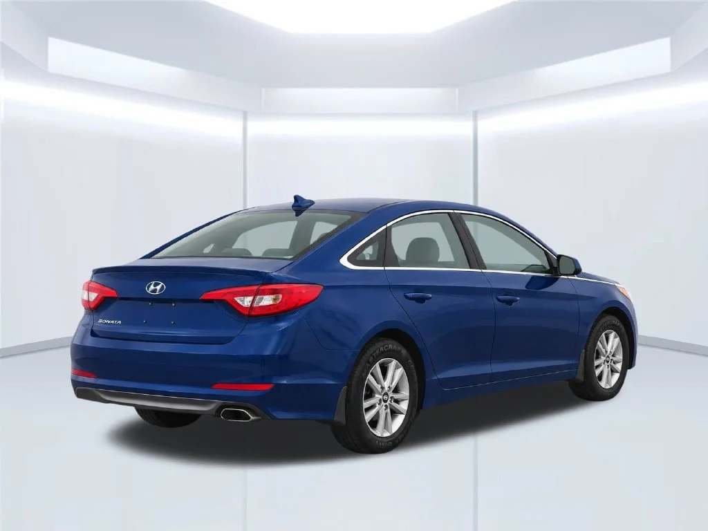 Used 2015 Blue Hyundai SE image 4