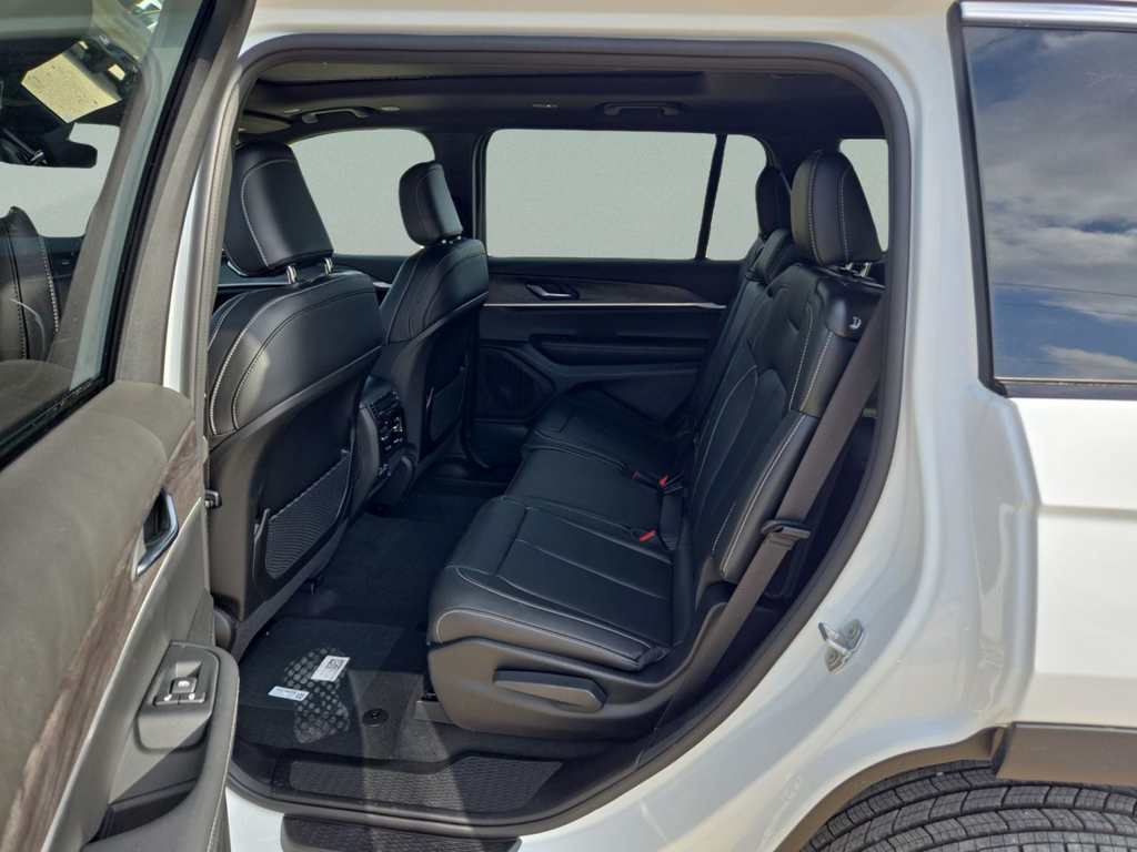 New 2025 Bright White Clear-Coat Exterior Paint Jeep Limited image 26