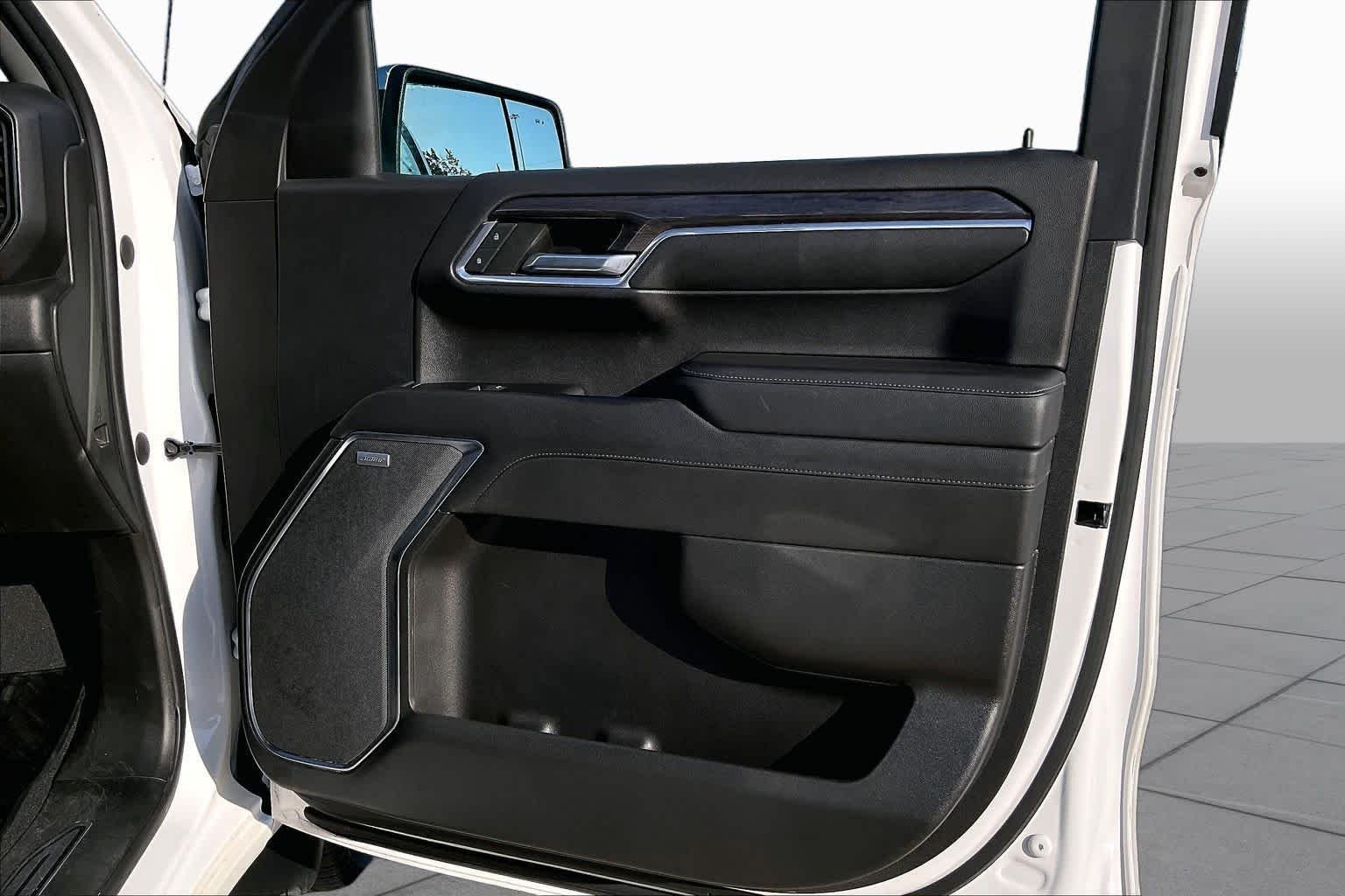 Used 2022 Iridescent Pearl Tricoat Chevrolet LTZ image 23