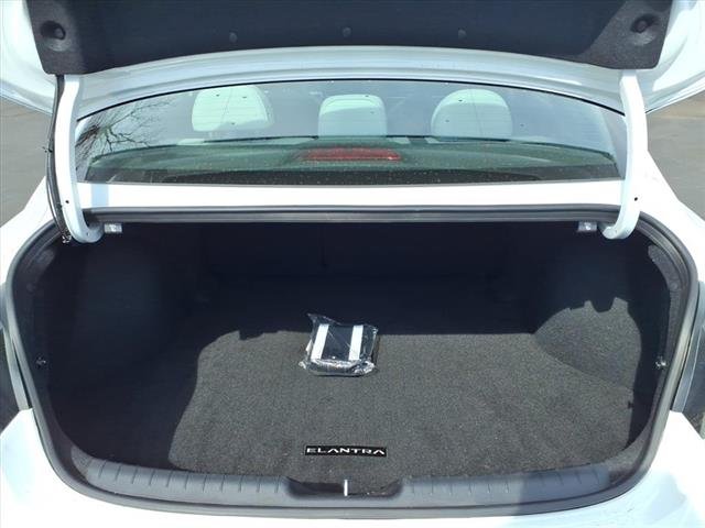 2024 Hyundai Elantra Limited - Photo 11