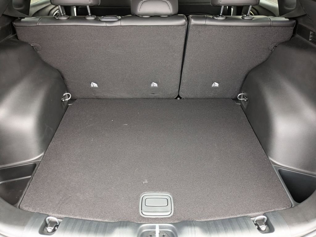Used 2026 Diamond Black Crystal Pearlcoat Jeep Latitude image 10