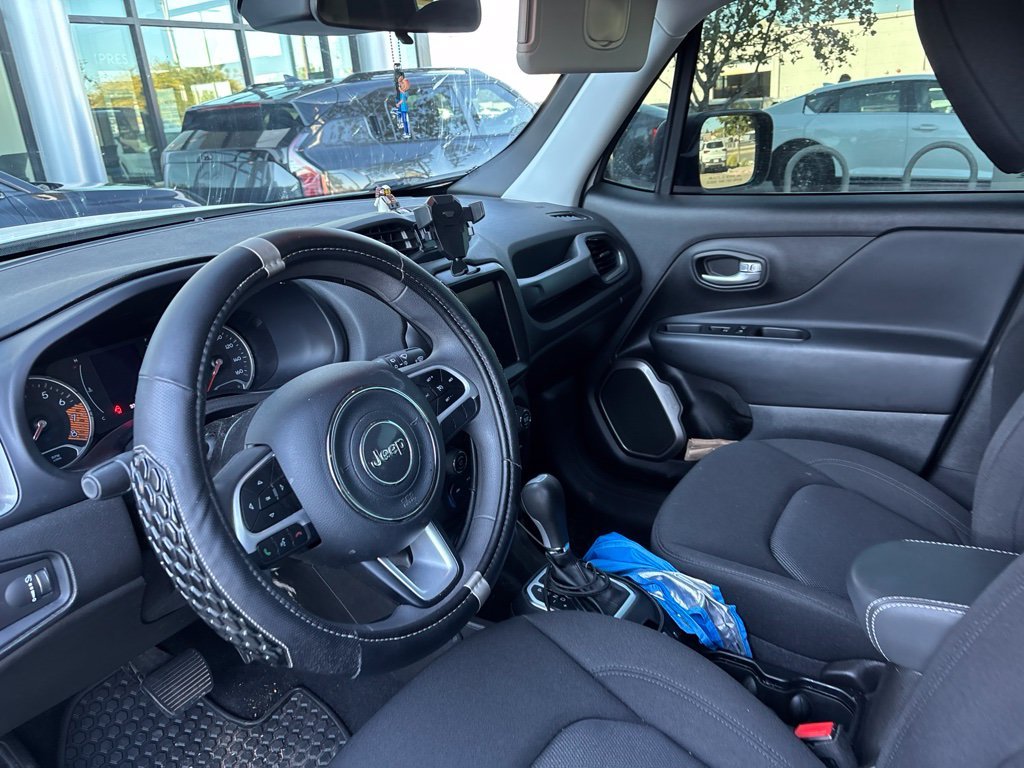 Used 2023 White Jeep Latitude image 22