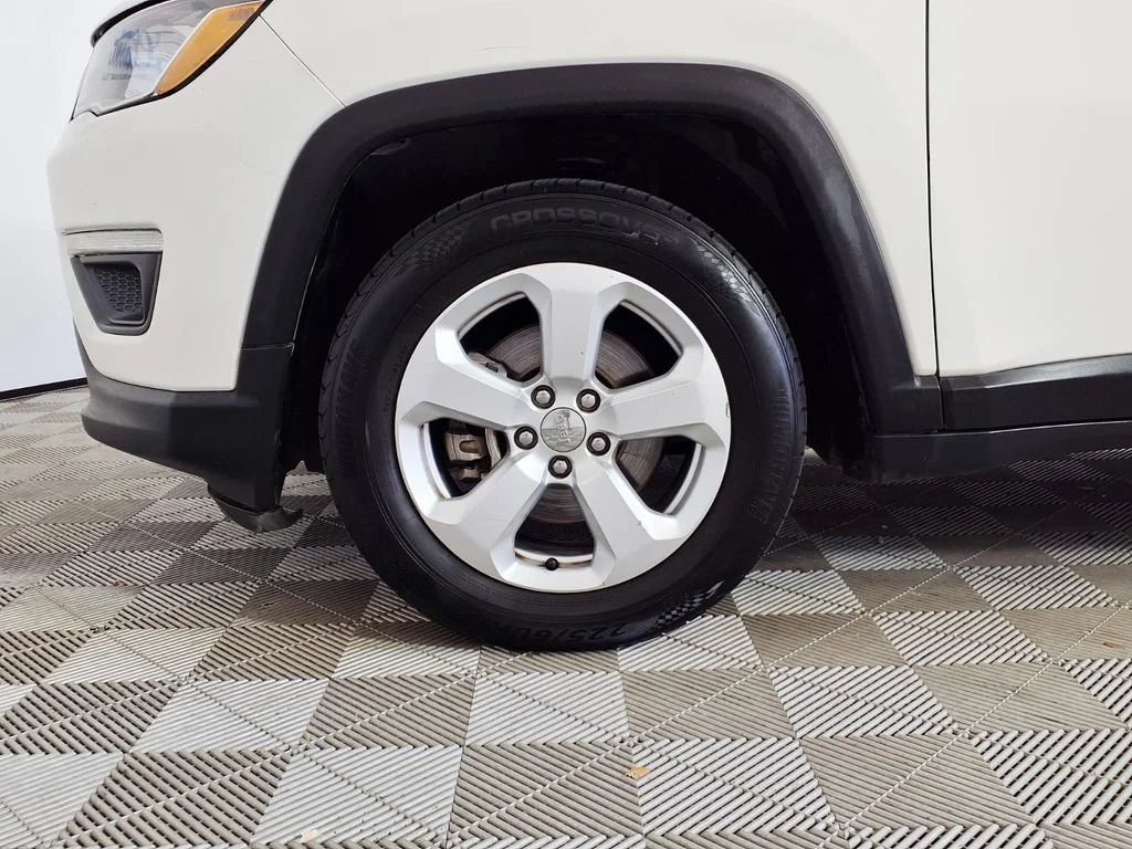 Used 2018 White Clearcoat Jeep Latitude image 7
