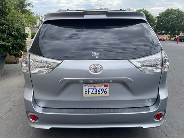 Used 2018 Silver Toyota SE Premium image 4