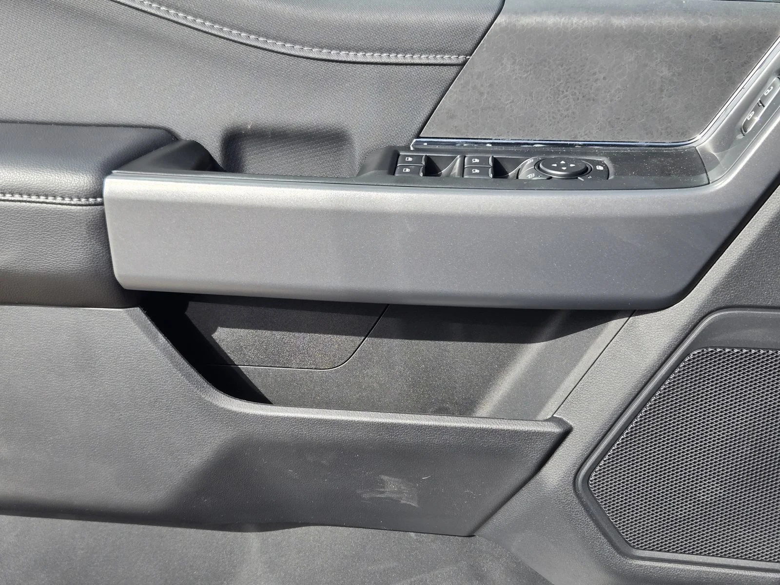 New 2026 Carbonized Gray Metallic Ford XLT image 15
