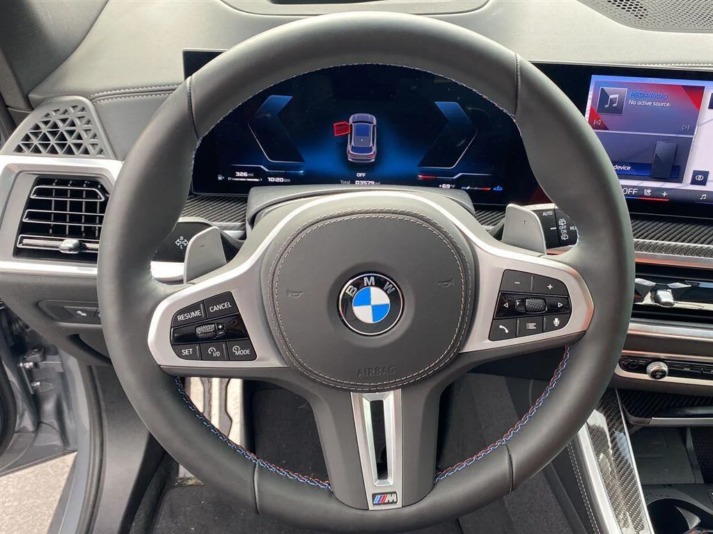 Used 2026 Skyscraper Grey Metallic BMW M60i image 18