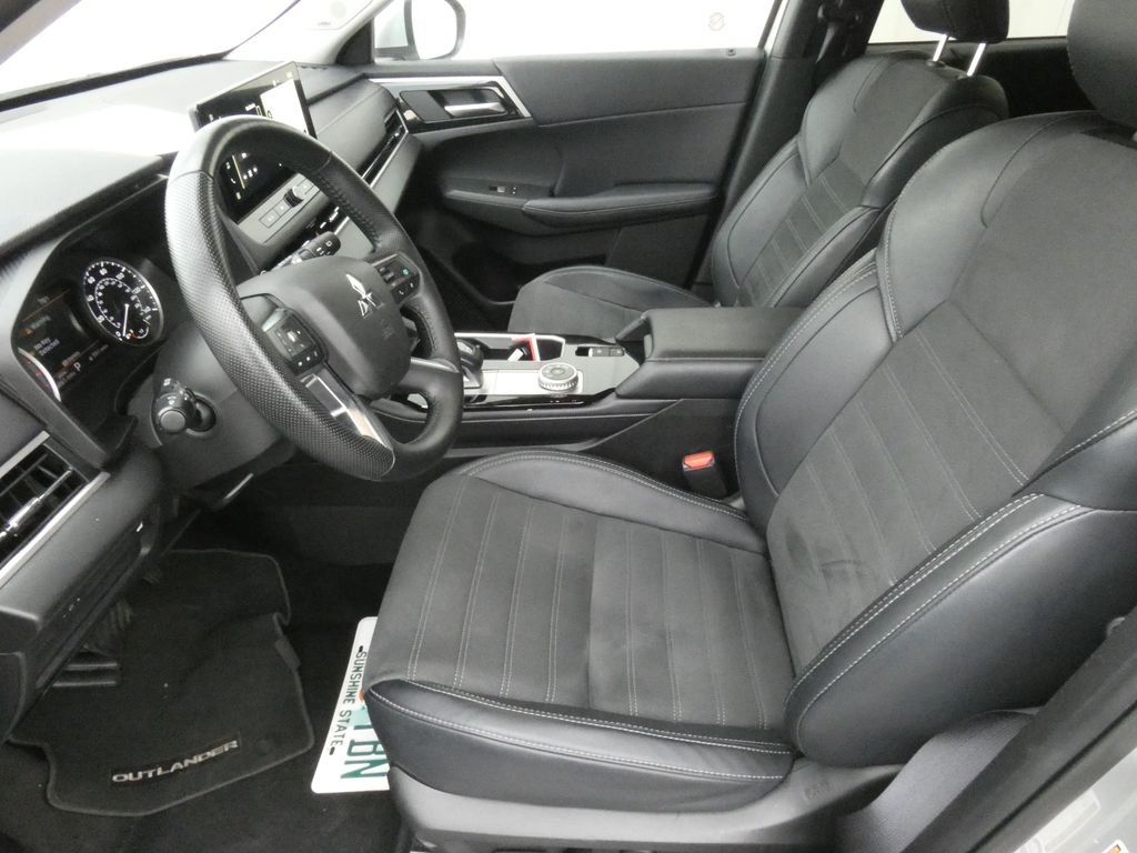 Used 2025 Silver Mitsubishi SE image 10