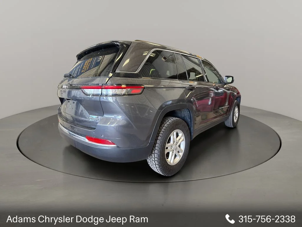 Used 2023 Gray Jeep Laredo image 6