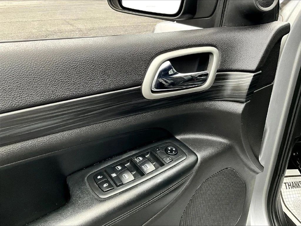 Used 2020 Silver Jeep Altitude image 18