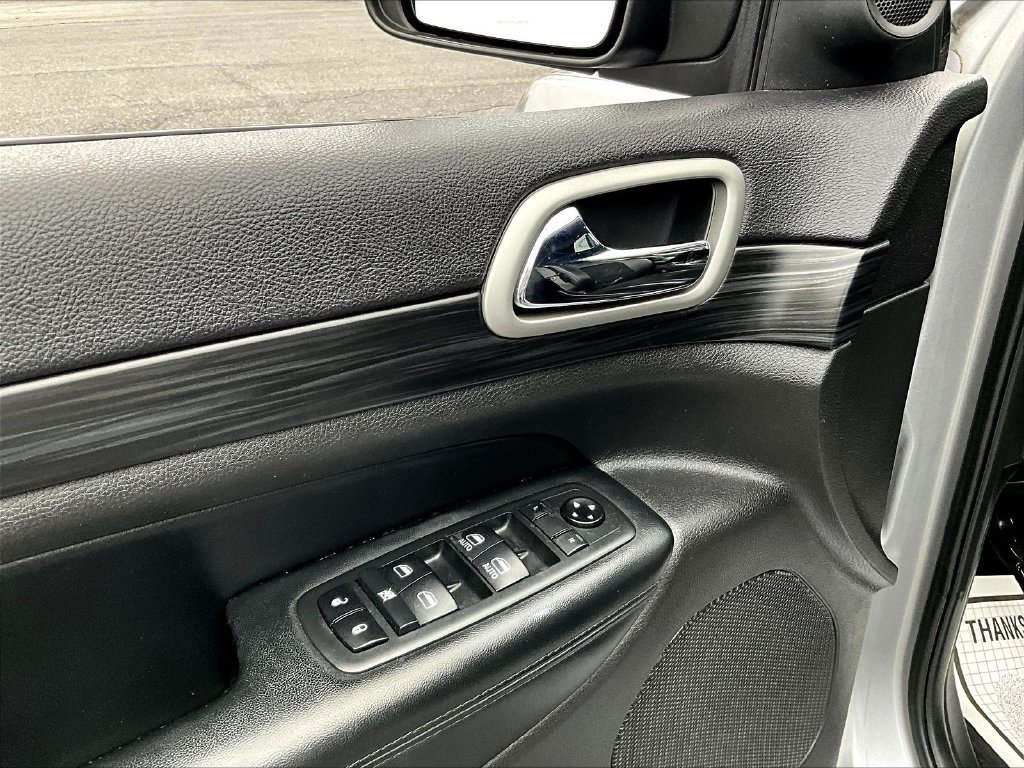 Used 2020 Silver Jeep Altitude image 18