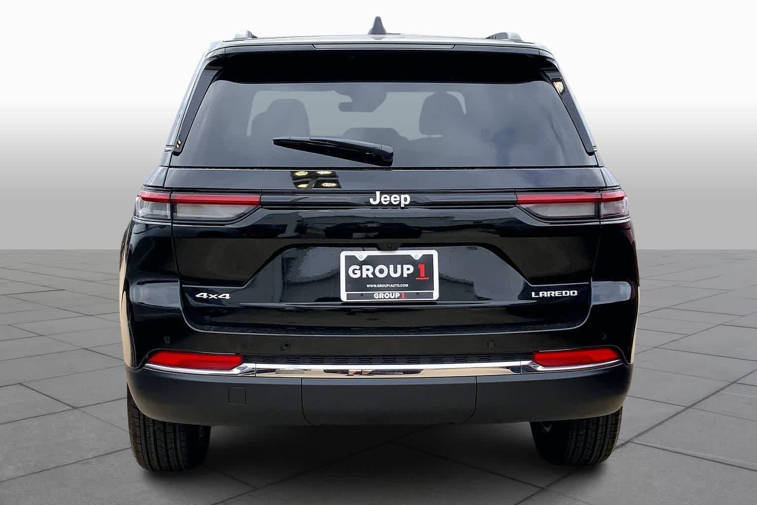 New 2026 Diamond Black Crystal Pearlcoat Jeep Laredo X image 4