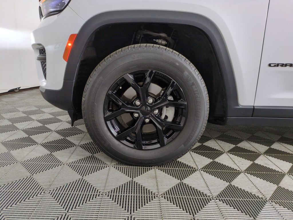 Used 2025  Jeep Altitude X image 29