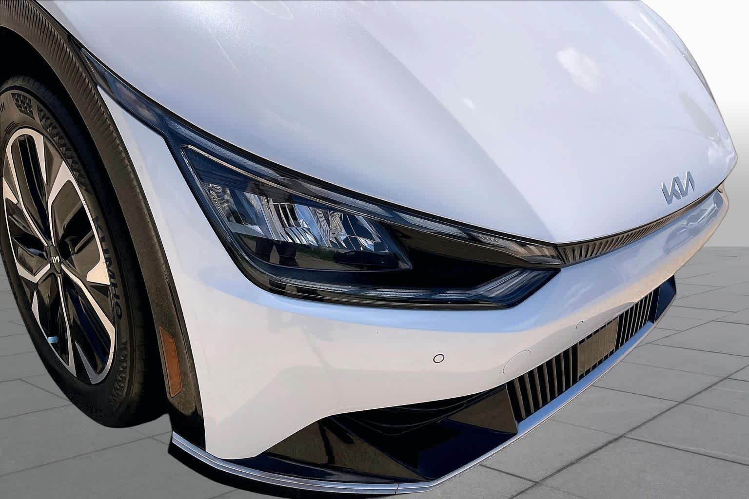 Used 2022 Snow White Pearl Kia Wind image 25