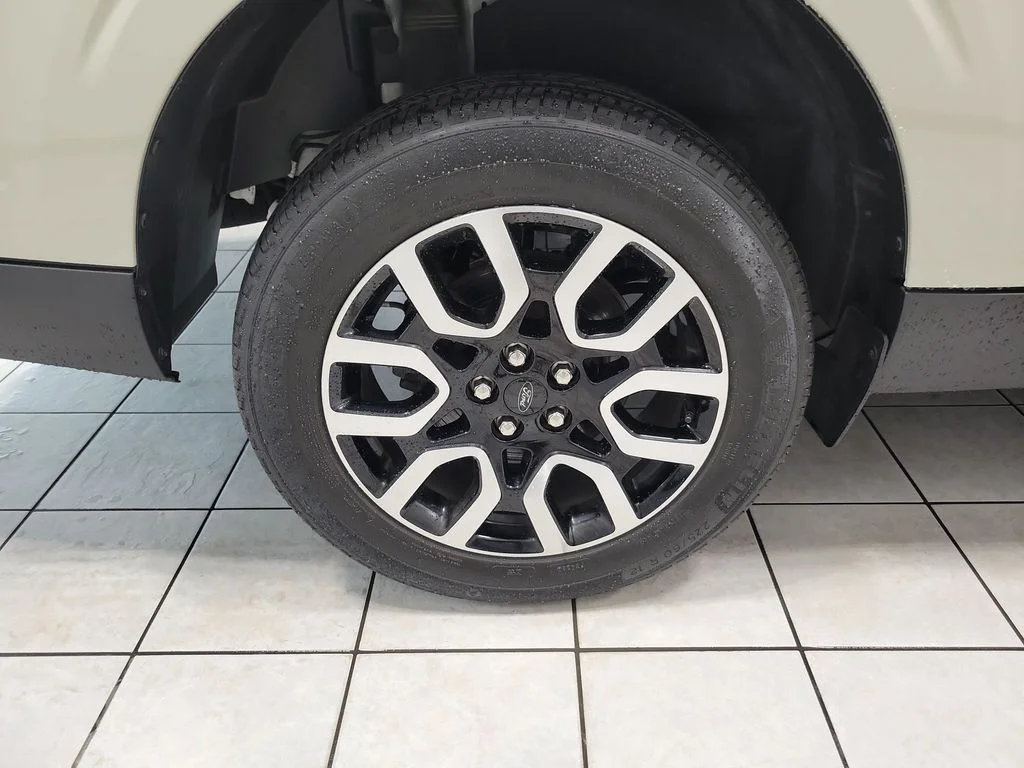 Used 2024  Ford Lariat image 47
