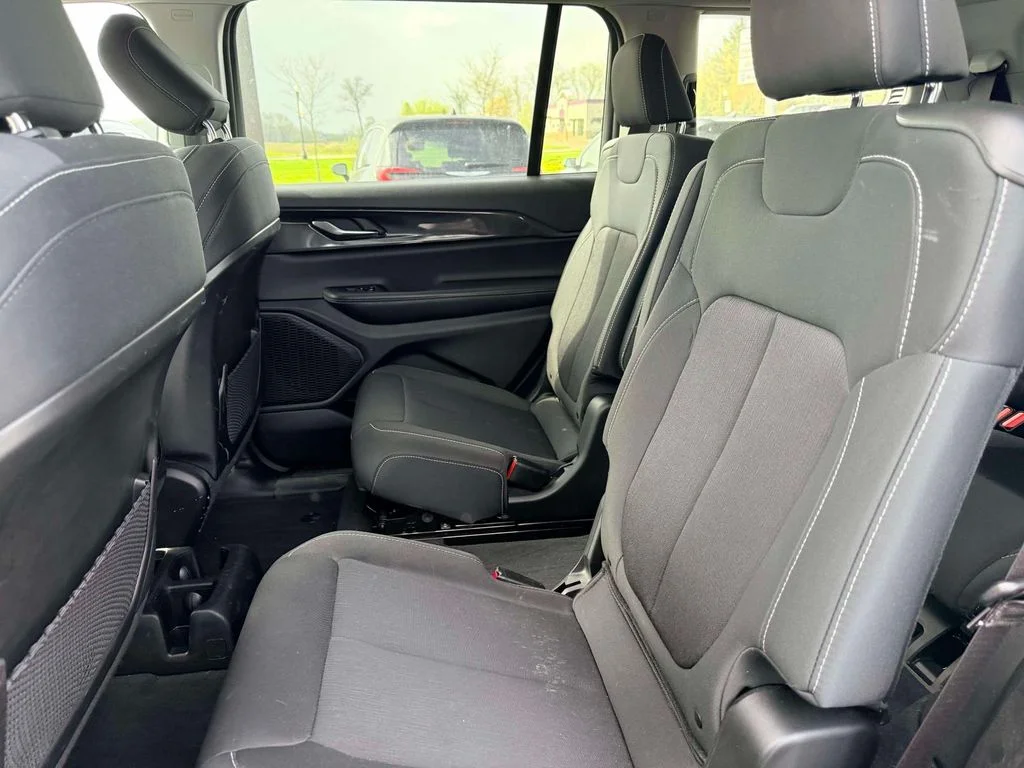 Used 2023 White/off-white Jeep Laredo image 13