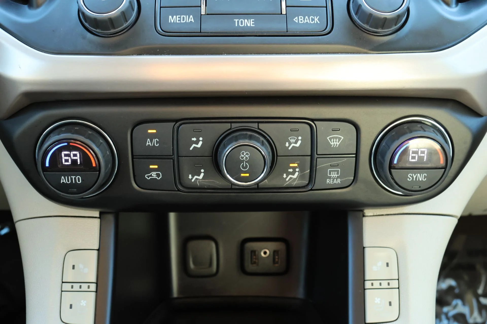 Used 2017 White GMC Denali image 18