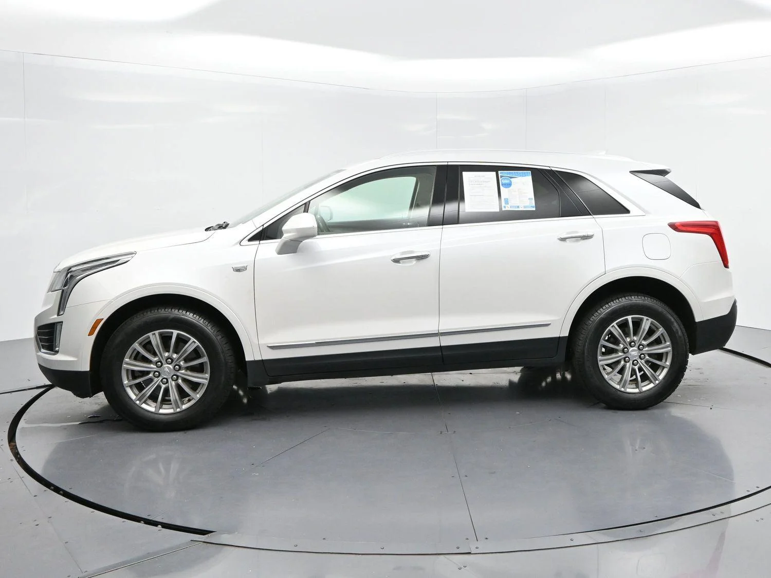 Used 2017 CRYSTAL WHITE TRICOAT Cadillac Luxury FWD image 4