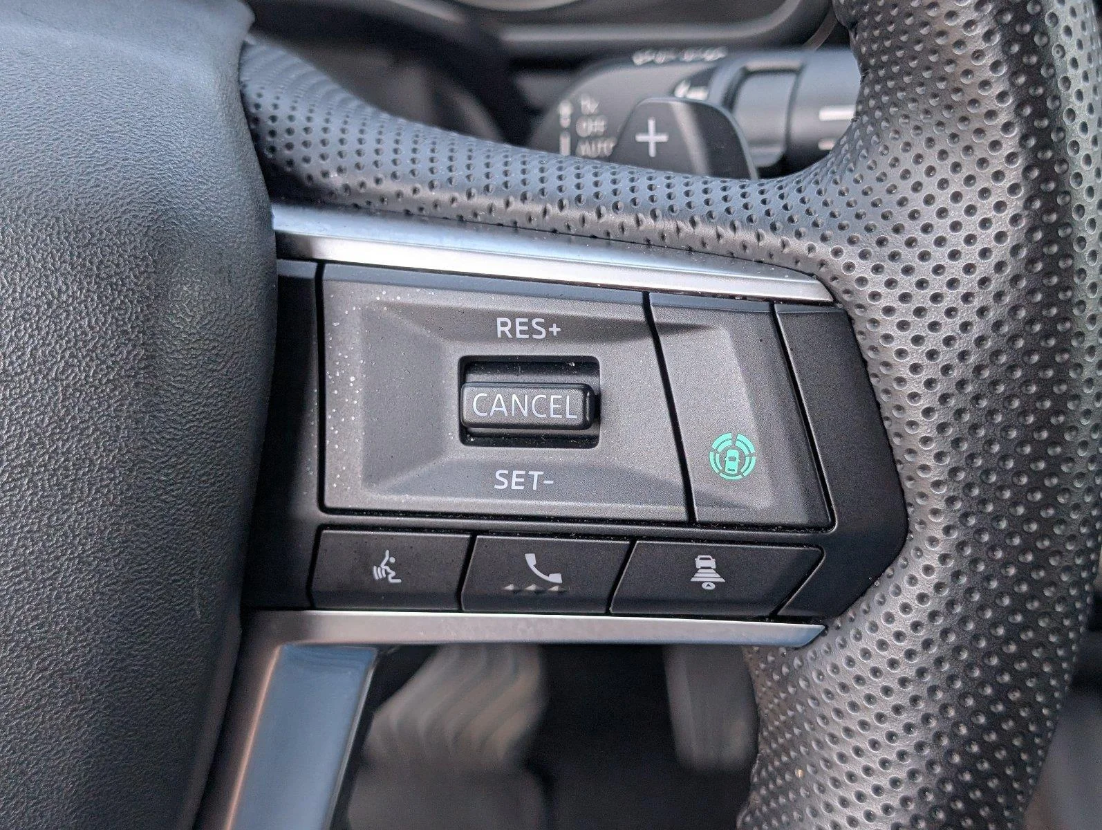 Used 2025 White Diamond Mitsubishi SE image 29