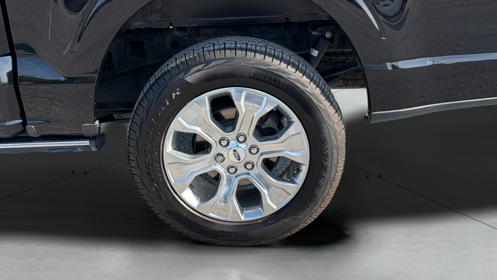 Used 2022 Black Metallic Ford Platinum image 16