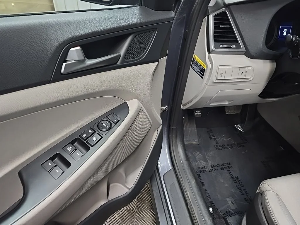 Used 2018 Gray Hyundai SE image 27
