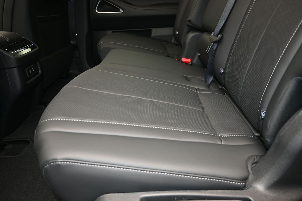 New 2027 RADIANT WHITE INFINITI Luxe FWD image 16