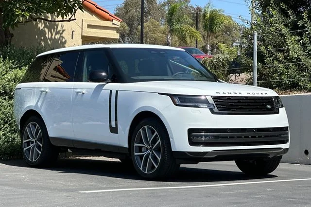 New 2026 Fuji White Land Rover SE image 7