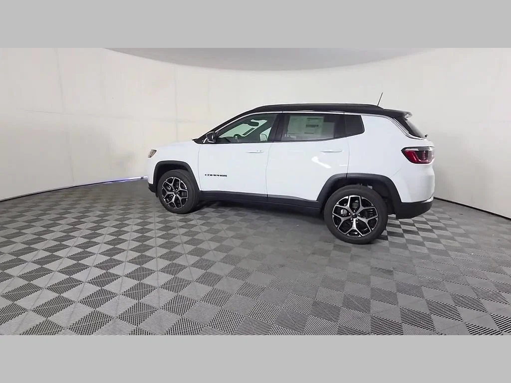 New 2026 Bright White Clear-Coat Exterior Paint Jeep Limited image 30