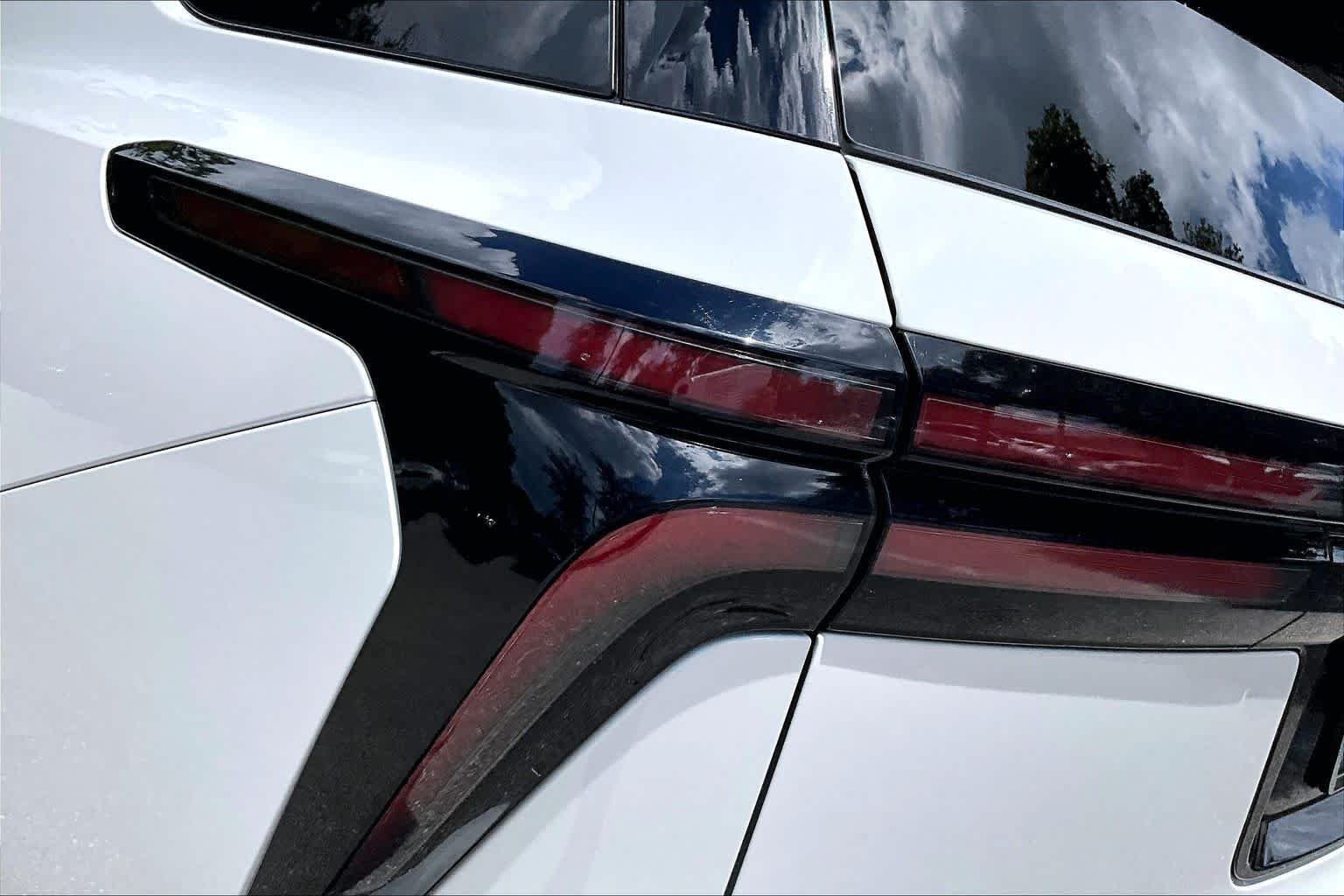 Used 2025 Summit White Chevrolet FWD LT image 29