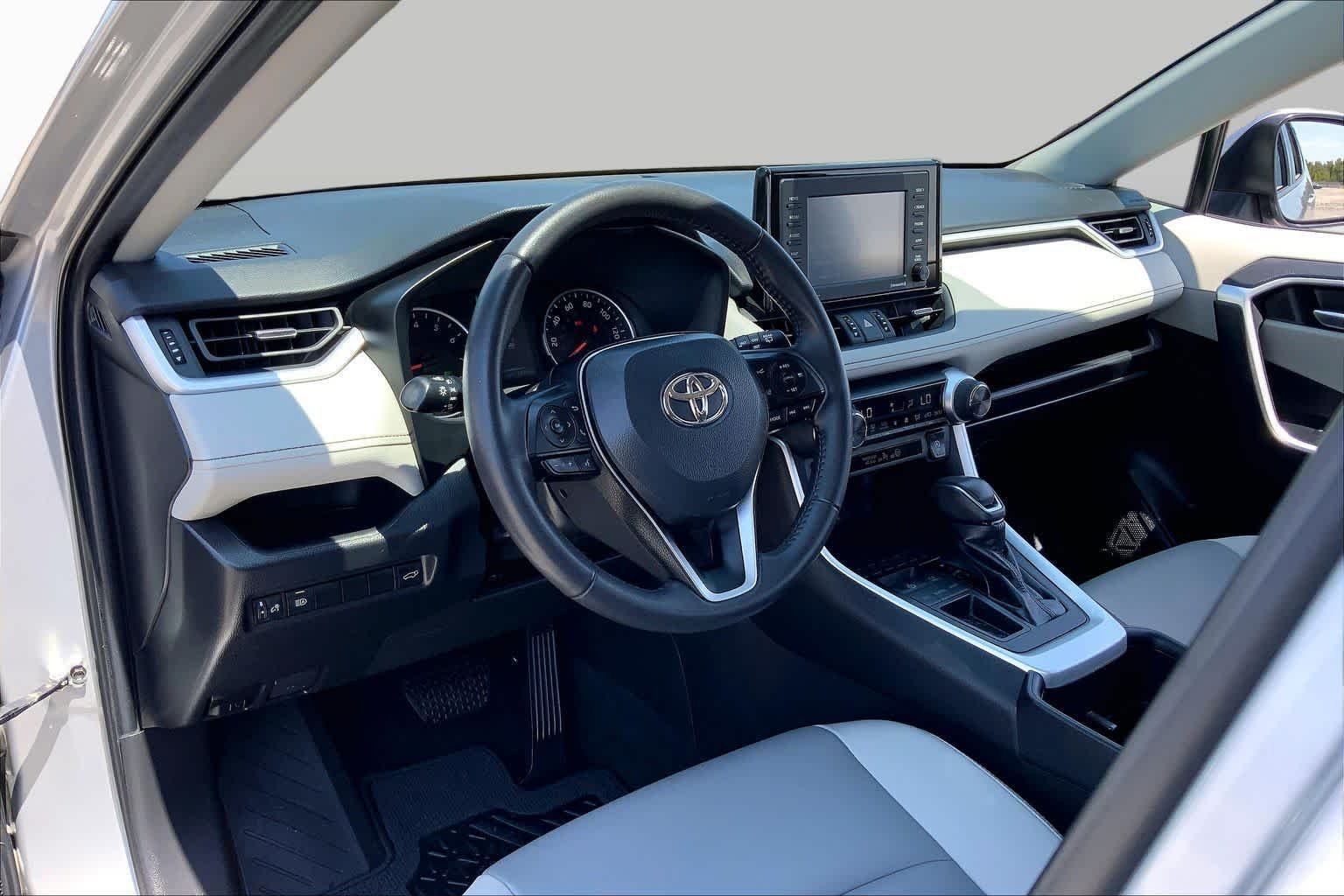 Used 2022 Silver Sky Metallic Toyota XLE Premium image 17