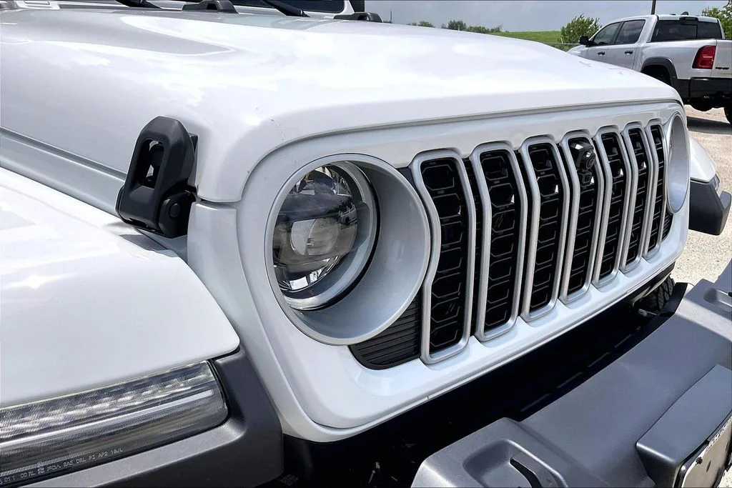 New 2026 Bright White Clear-Coat Exterior Paint Jeep Sahara image 15