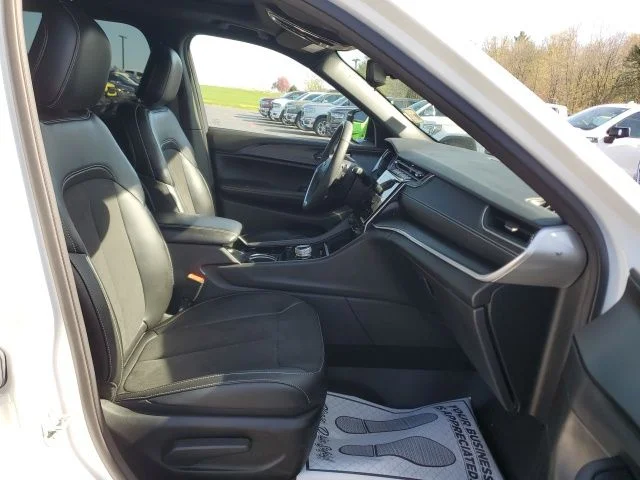 Used 2023 White Jeep Altitude image 24