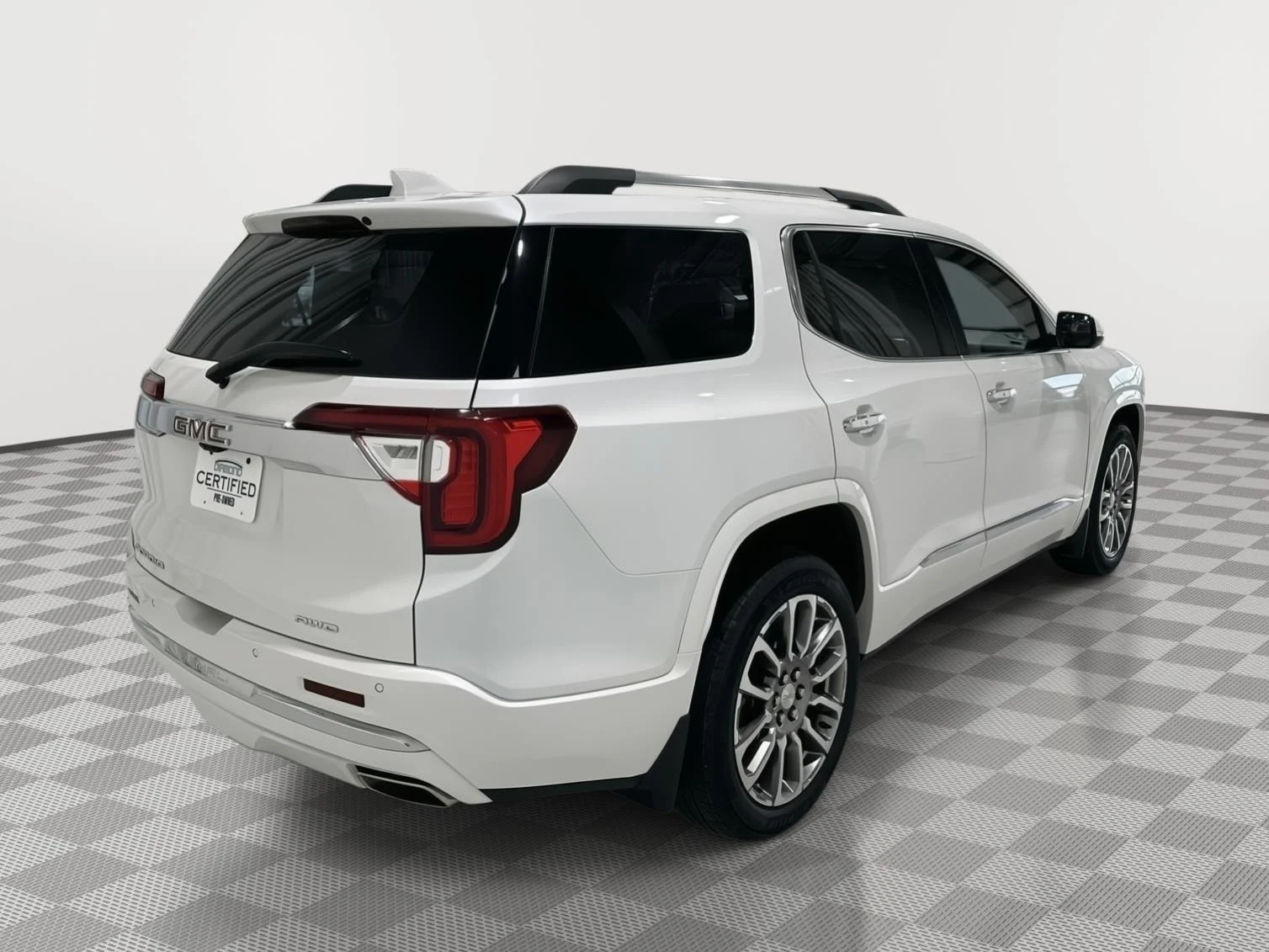 Used 2023 White Frost Tricoat GMC Denali image 5