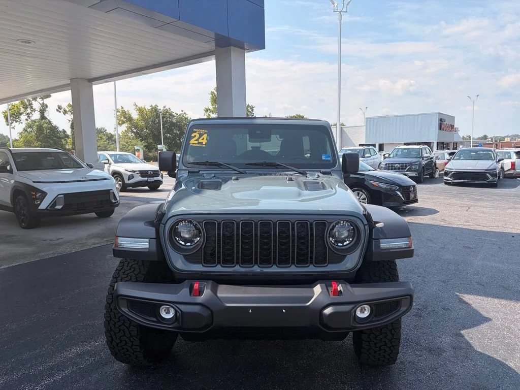 Used 2024  Jeep Rubicon image 2