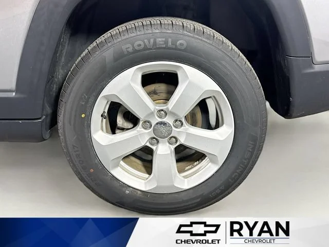 Used 2018 Silver Jeep Latitude image 30