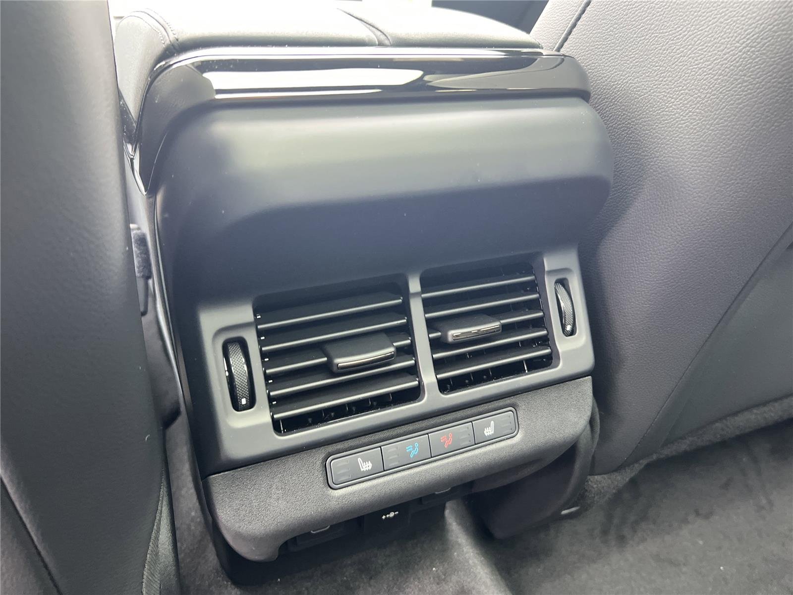 New 2026 Eiger Grey Land Rover Dynamic SE image 30