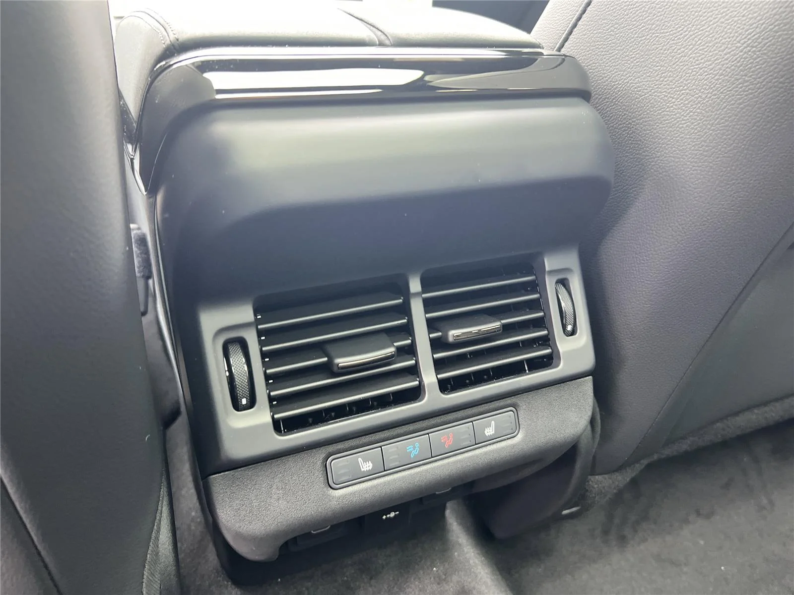 New 2026 Eiger Grey Land Rover Dynamic SE image 30