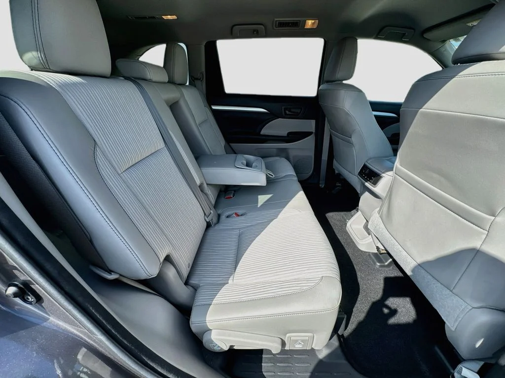Used 2015 Gray Toyota LE Plus V6 image 32