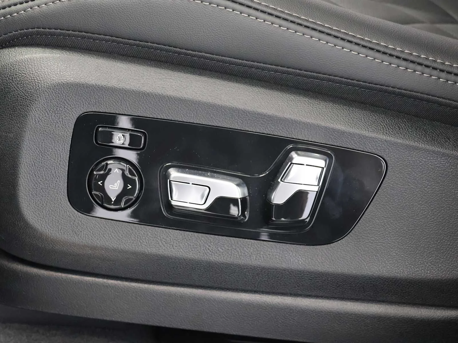 Used 2026 Carbon Black Metallic BMW xDrive40i image 13