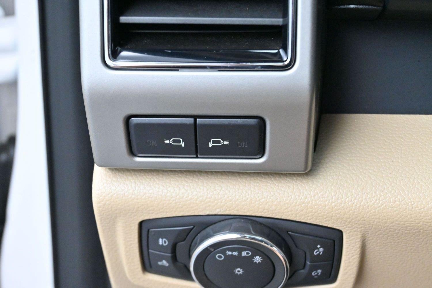 Used 2019 White Platinum Metallic Tri-Coat Ford Lariat image 30