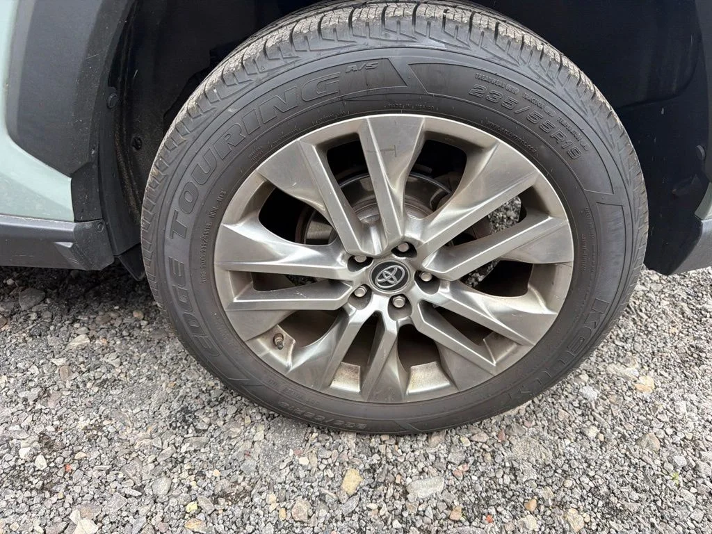 Used 2019 Black Toyota XLE Premium image 7