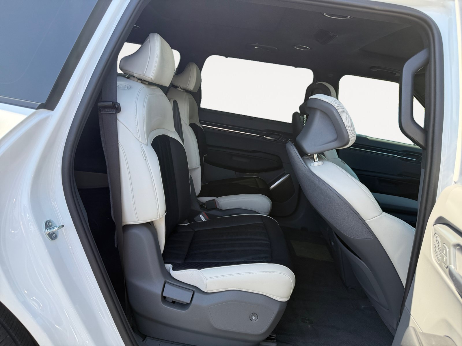 Certified Used 2024 Snow White Pearl Kia GT-Line image 18